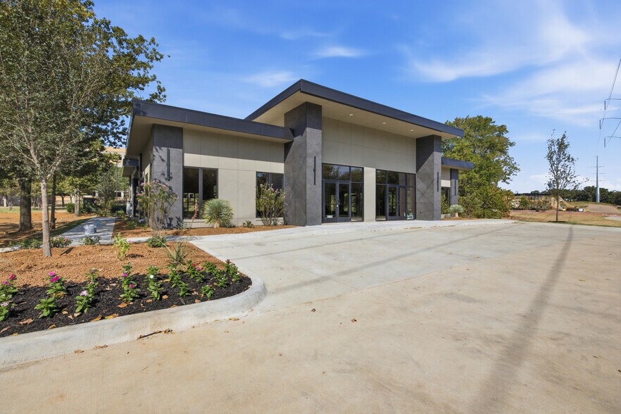 More Photos Of 1420 W Kirkwood Blvd, Southlake Office For Sale