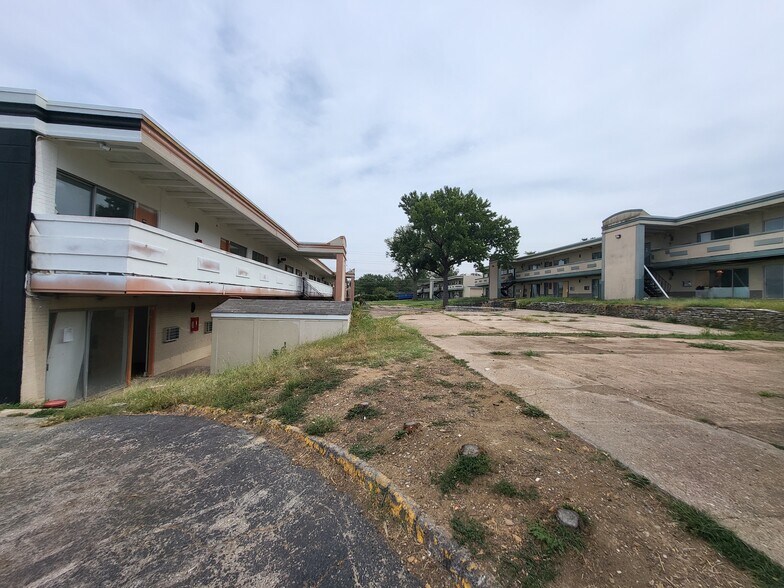 More Photos Of 7350 N Hanley Rd, Hazelwood Hotel For Sale