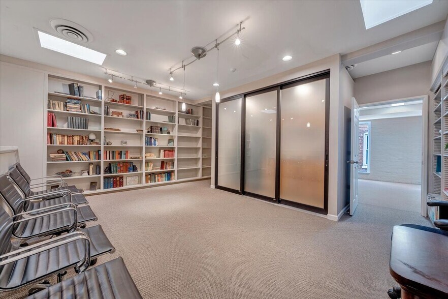 More Photos Of 131 Kirk Ave SW, Roanoke Office For Sale