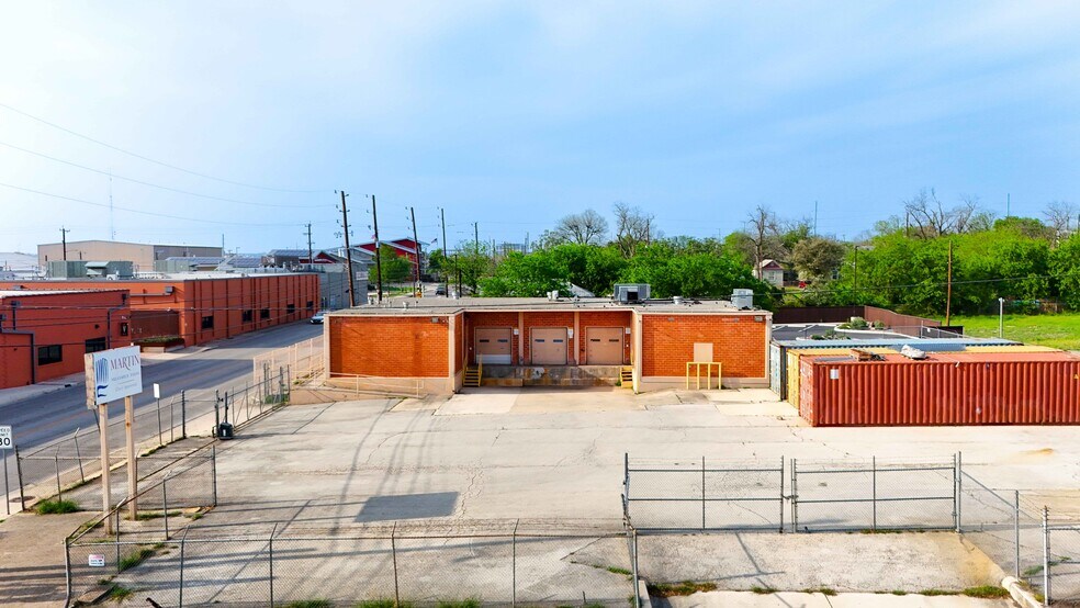 More Photos Of 1403 E Houston St, San Antonio Flex For Lease