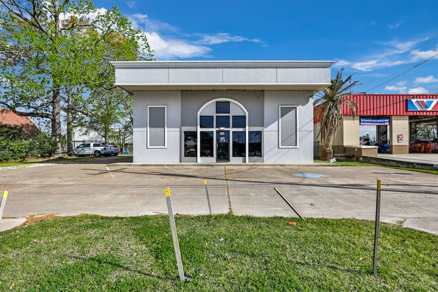 Primary Photo Of 1725 Northpark Dr, Kingwood Auto Repair For Sale