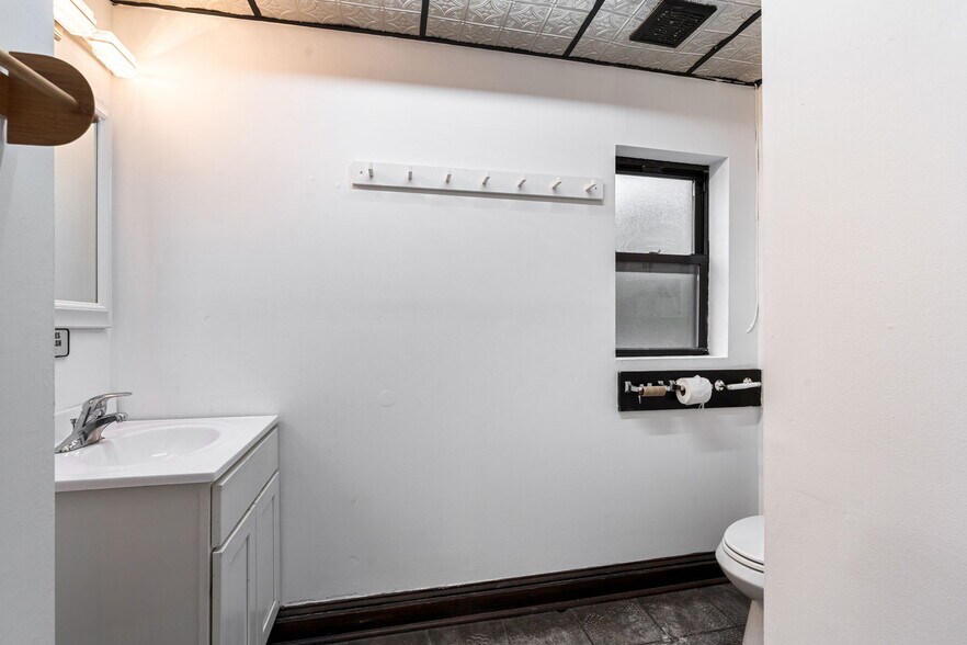 More Photos Of 2100 Clove Rd, Staten Island Storefront For Lease