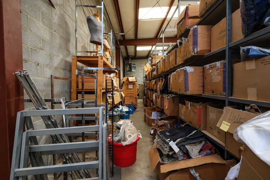 More Photos Of 115 Miller St, Broadway Industrial For Lease