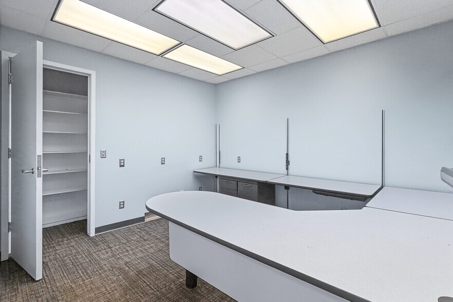 More Photos Of 7180 Hickman Rd, Windsor Heights Medical For Lease