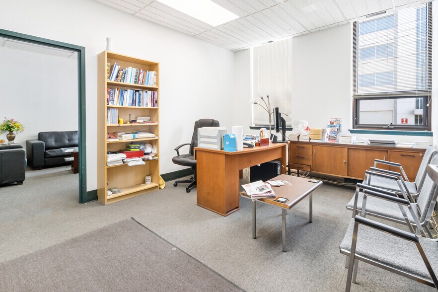 More Photos Of 8270 Av Mountain Sights, Montréal Office For Sale