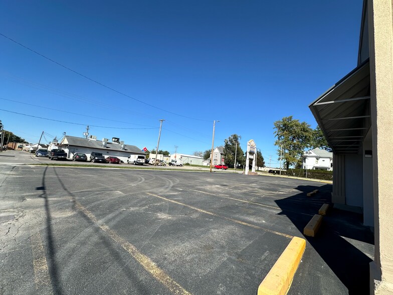 More Photos Of 102 E Park St, Taylorville Freestanding For Sale