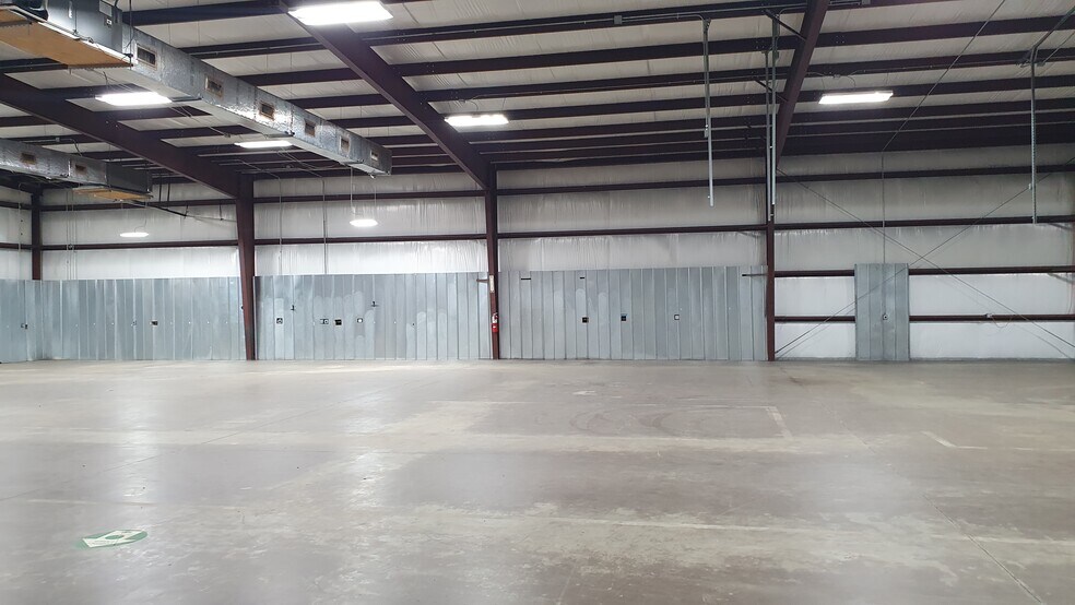 More Photos Of 7511 Oak Bluff Dr, Magnolia Warehouse For Lease