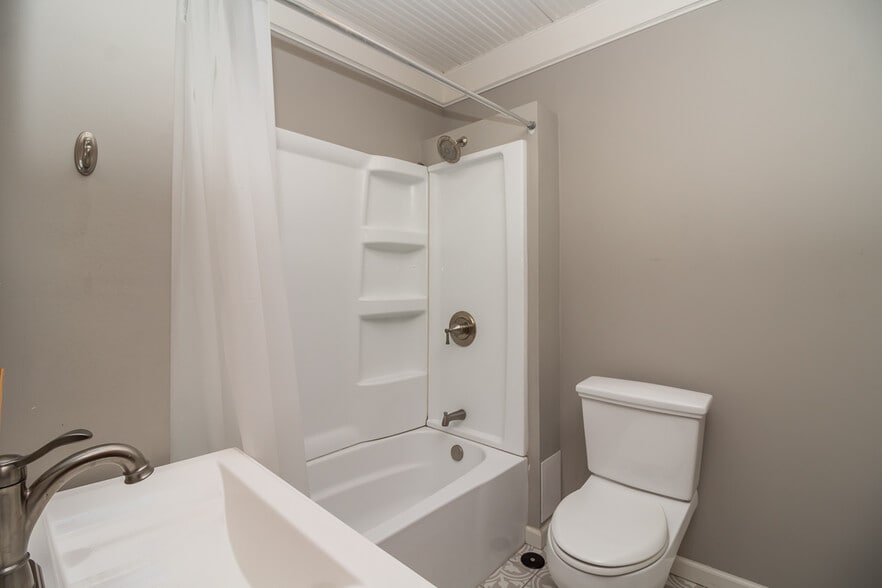 More Photos Of 71 N Williams St, Crystal Lake Storefront Retail Residential For Sale