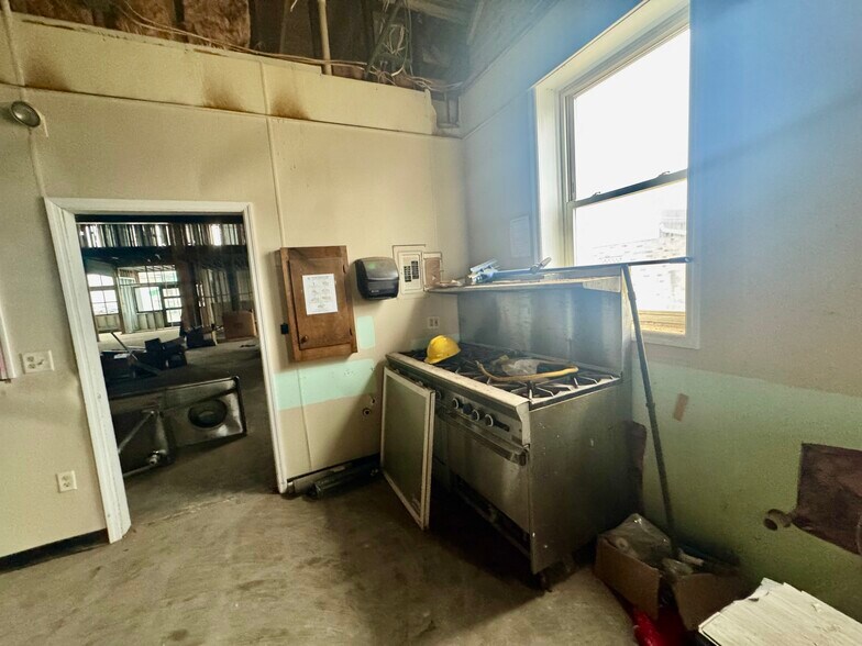 More Photos Of 120 Walnut St, Washington General Retail For Sale