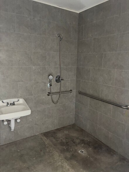 More Photos Of 4814 Alexander Ln, Dallas Showroom For Lease