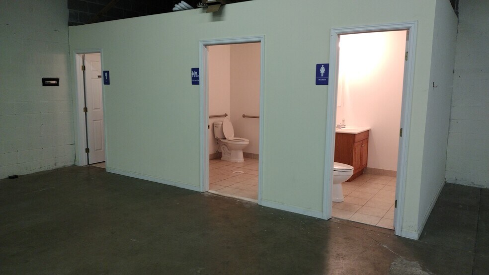 More Photos Of 160 Water St, Reading Flex For Lease