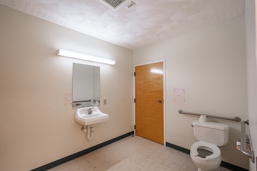 More Photos Of 1105 Monroe St, Endicott Medical For Sale