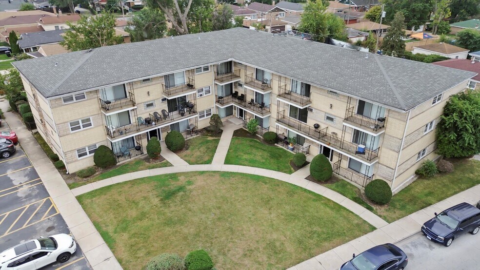 More Photos Of 1049 W Vermont Ave, Calumet Park Apartments For Sale