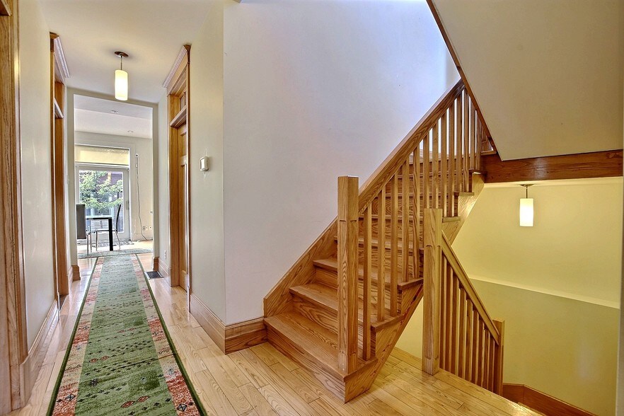 More Photos Of 510-512 Décarie Boul, Saint-Laurent Loft Creative Space For Sale