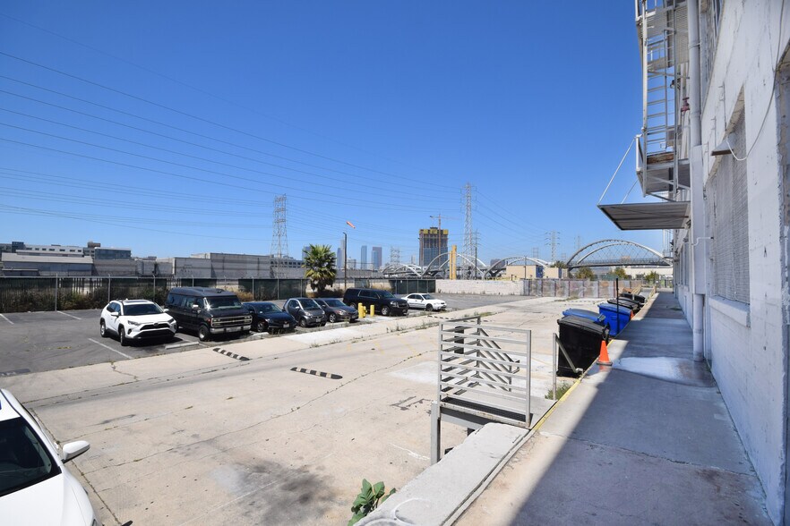 More Photos Of 2155 E 7th St, Los Angeles Manufacturing For Lease