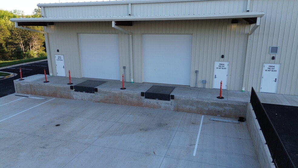 More Photos Of 11982 Wilton Meadows Ct, Manassas Warehouse For Lease