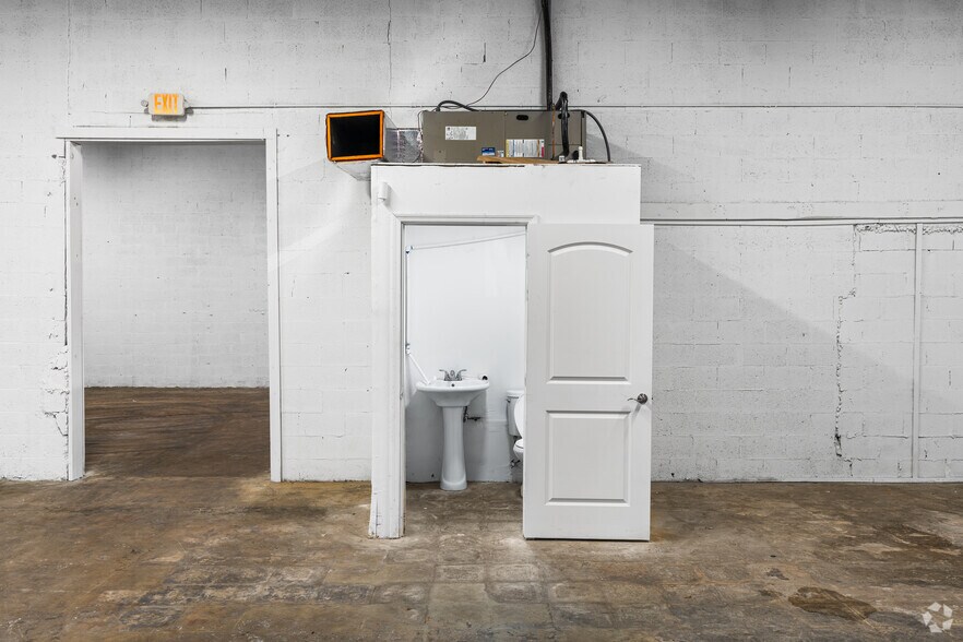 More Photos Of 2099 NW 141st St, Opa Locka Warehouse For Lease