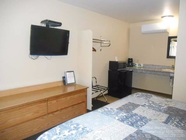 More Photos Of 616 Mill St, Maupin Hotel For Sale