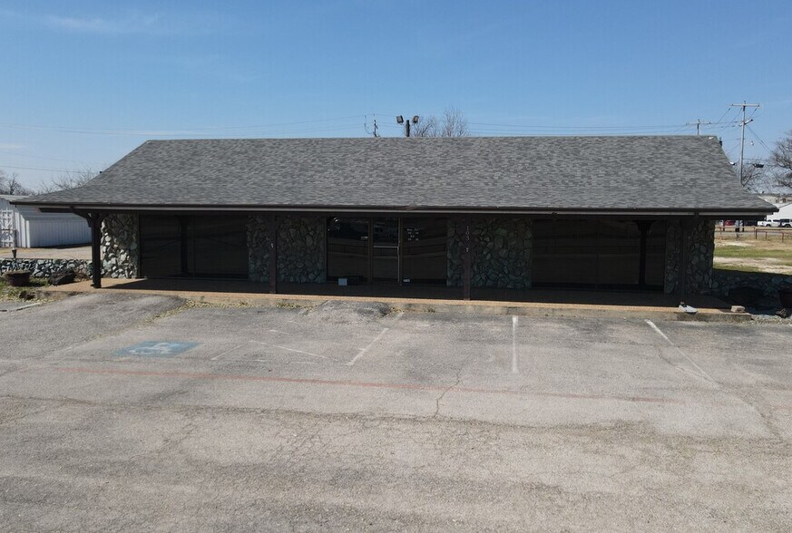More Photos Of 103 S Stemmons St, Sanger Office For Lease