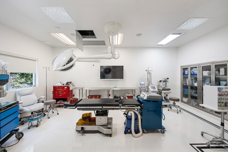 More Photos Of 11199 Sorrento Valley Rd, San Diego Office For Sale