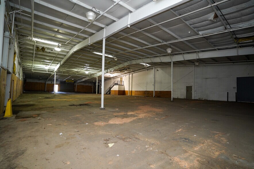 More Photos Of 6225 S 6th St, Klamath Falls Showroom For Sale