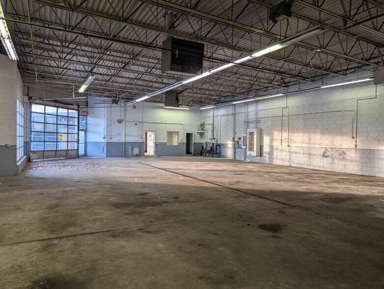 More Photos Of 1955 County Road D E, Maplewood Auto Repair For Sale