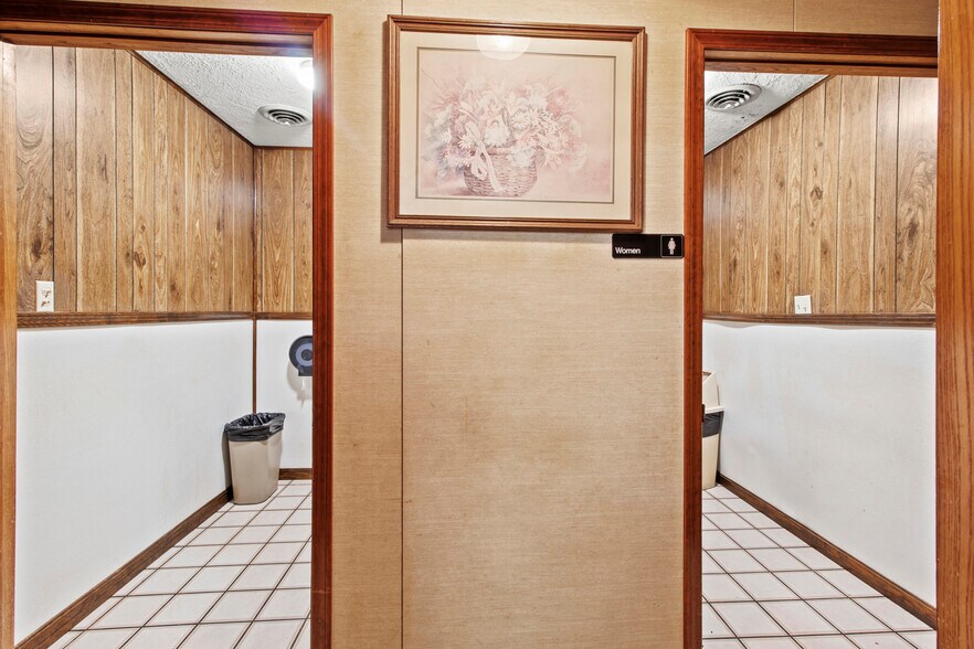 More Photos Of 911 N Broadway Ave, Ada Restaurant For Sale