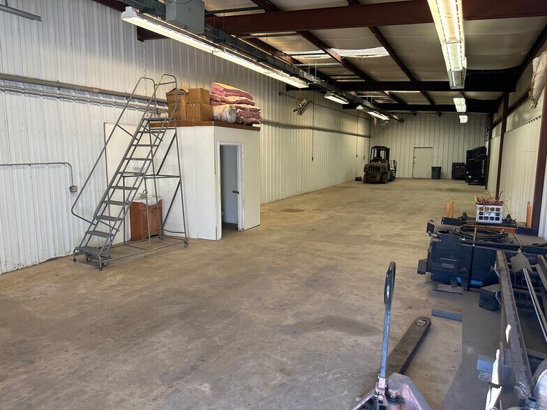 More Photos Of 3575 Thompson Rd, Keller Warehouse For Lease