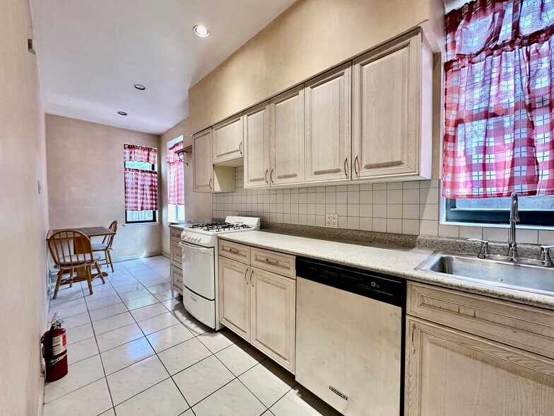 More Photos Of 3005 31st Ave, Astoria Medical For Lease