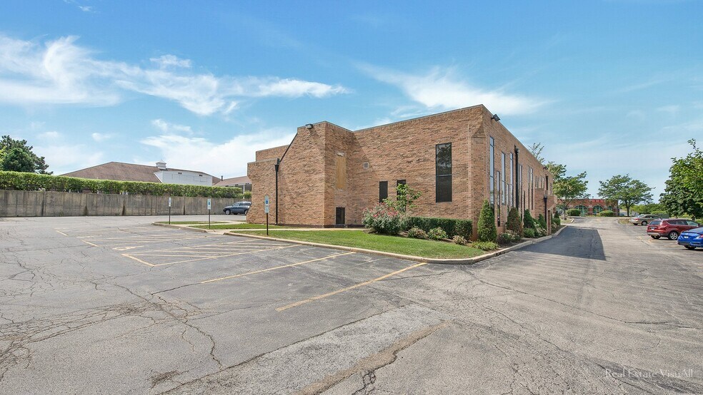 More Photos Of 129 S Roselle Rd, Schaumburg Office For Sale