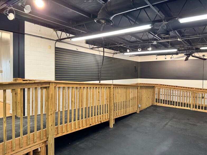 More Photos Of 2753 E College Ave, Decatur Freestanding For Lease