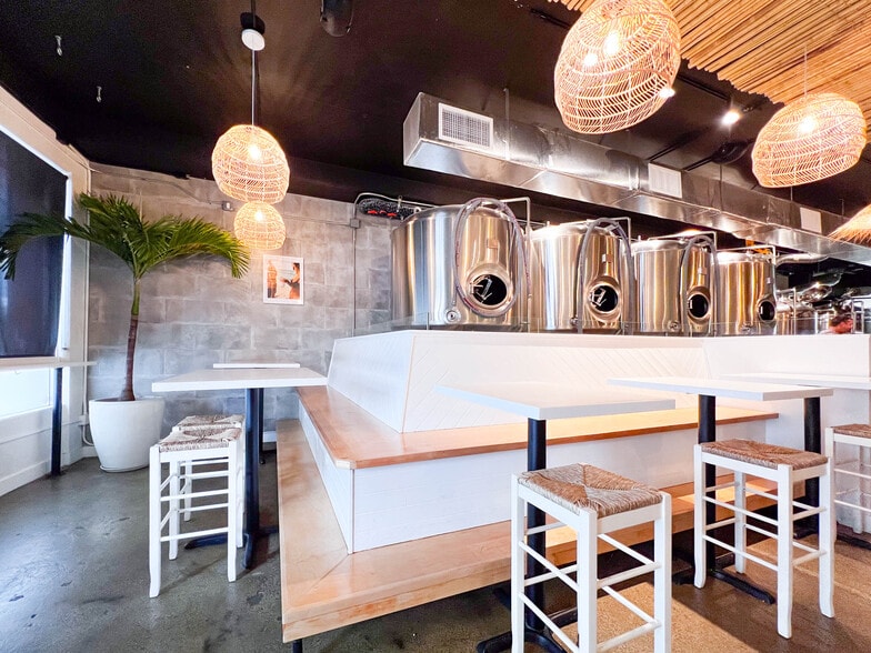 More Photos Of 96 N King St, Honolulu Bar For Lease