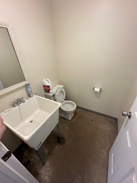 More Photos Of 700 Main St, Elsmere Warehouse For Lease