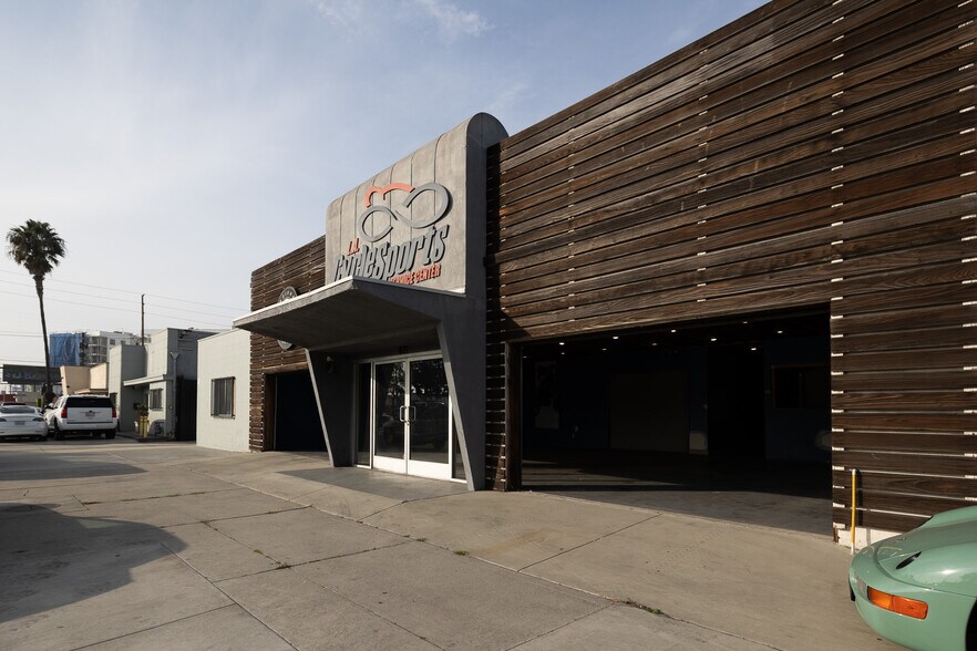 More Photos Of 821 W Olive St, Inglewood Warehouse For Lease