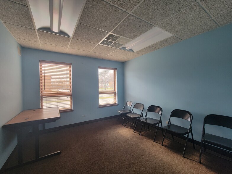 More Photos Of 290 Telser Rd, Lake Zurich Warehouse For Lease