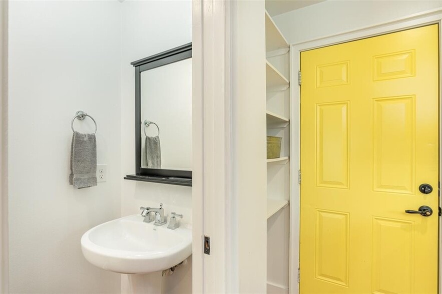 More Photos Of 1148 Northwestern Ave, Austin Specialty For Sale