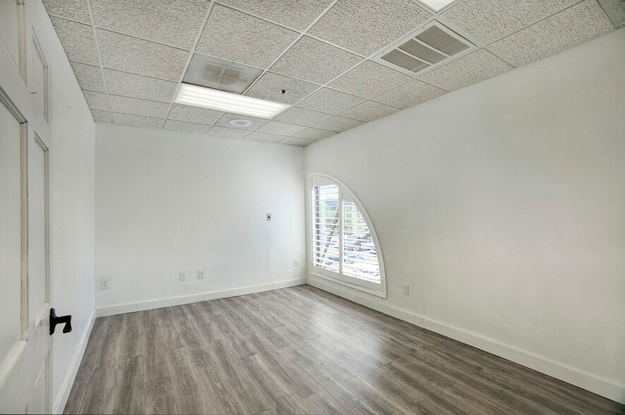 More Photos Of 8160 E Butherus Dr, Scottsdale Office For Lease