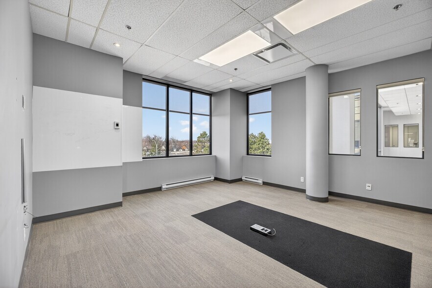 More Photos Of 455 Boul Fénelon, Dorval Medical For Lease