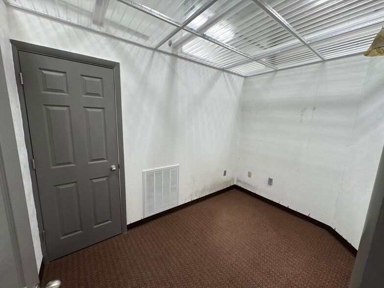 More Photos Of 703 Widewater Dr, Lafayette Warehouse For Lease