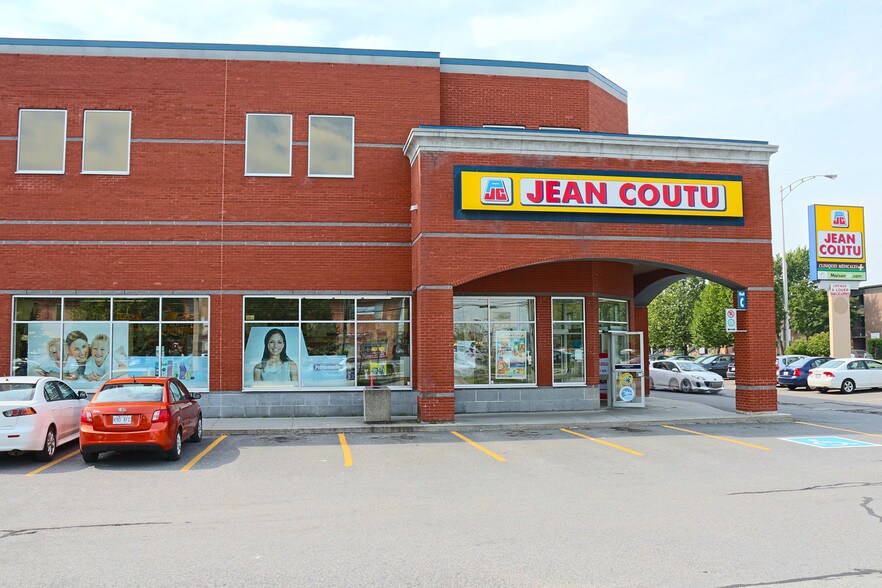 More Photos Of 860 Boul Saint-René O, Gatineau Freestanding For Lease