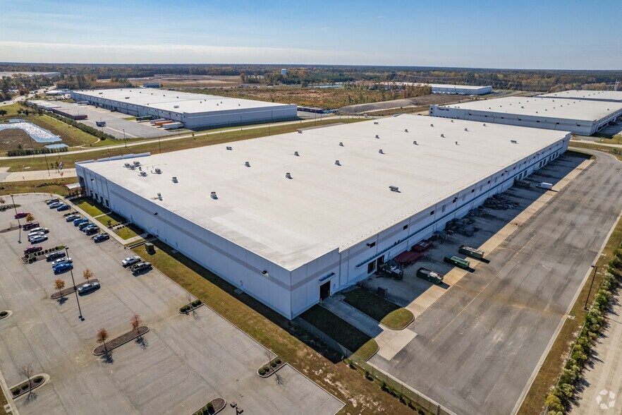 More Photos Of 1010 CenterPoint Dr, Suffolk Distribution For Lease