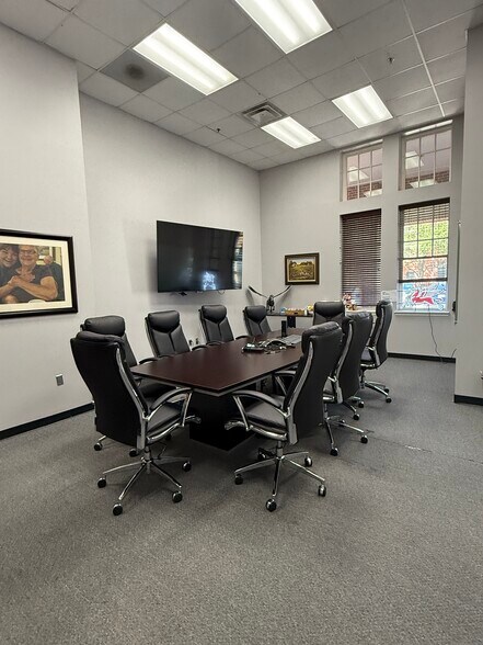 More Photos Of 611 S Main St, Grapevine Office For Lease
