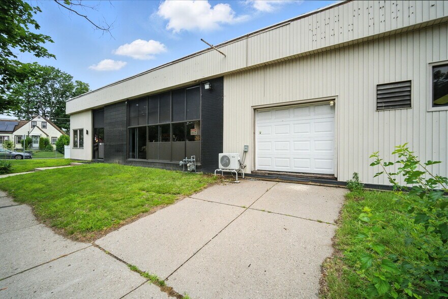 More Photos Of 218 Saint James Blvd, Springfield Storefront Retail Office For Sale