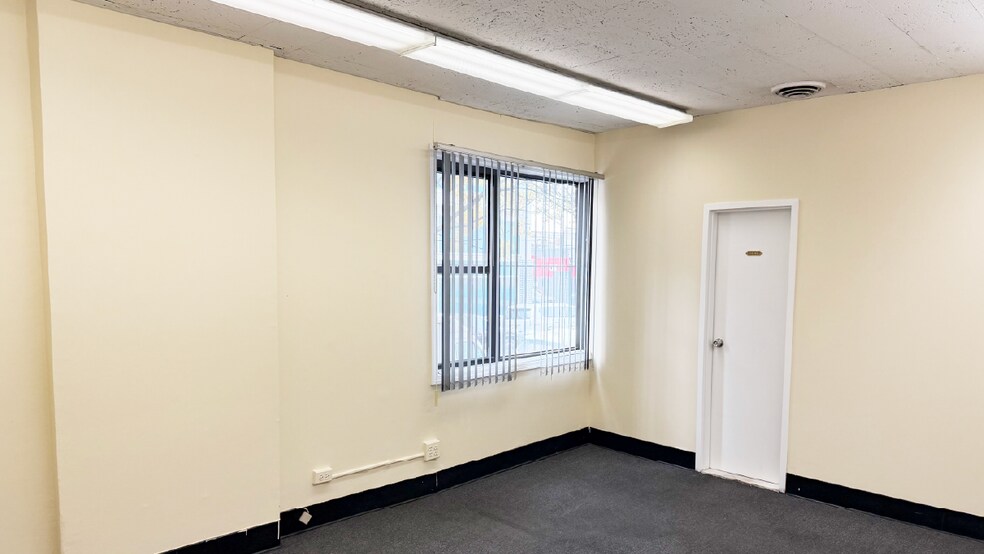 More Photos Of 273 Meserole Ave, Brooklyn Land For Lease