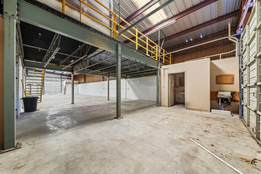 More Photos Of 49 Happy St, Killeen Warehouse For Lease