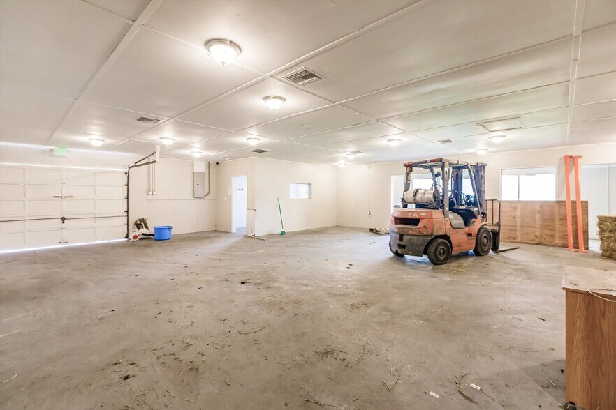 More Photos Of 19431 Palm Beach Blvd, Alva Flex For Lease