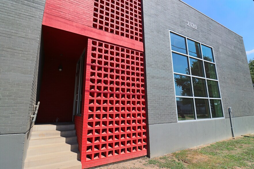 More Photos Of 2320 Valdina St, Dallas Showroom For Lease