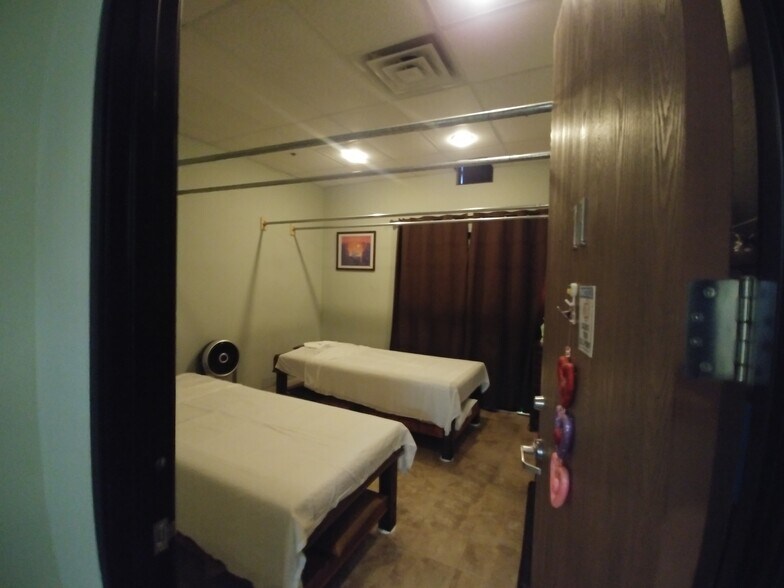 More Photos Of 2555 Montessouri St, Las Vegas Office For Sale