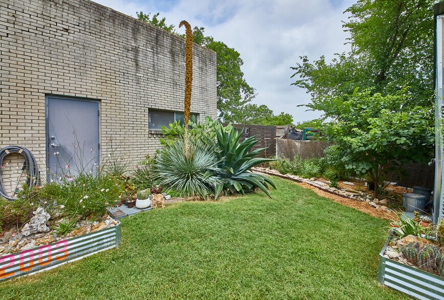 More Photos Of 2003 Brundrette, Dallas Warehouse For Lease