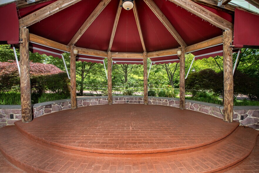 More Photos Of 1005 Horsham Rd, North Wales Hotel For Sale